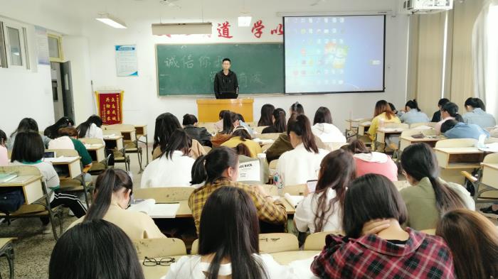 “诚信你我，资助有爱”主题班会 (1).jpg